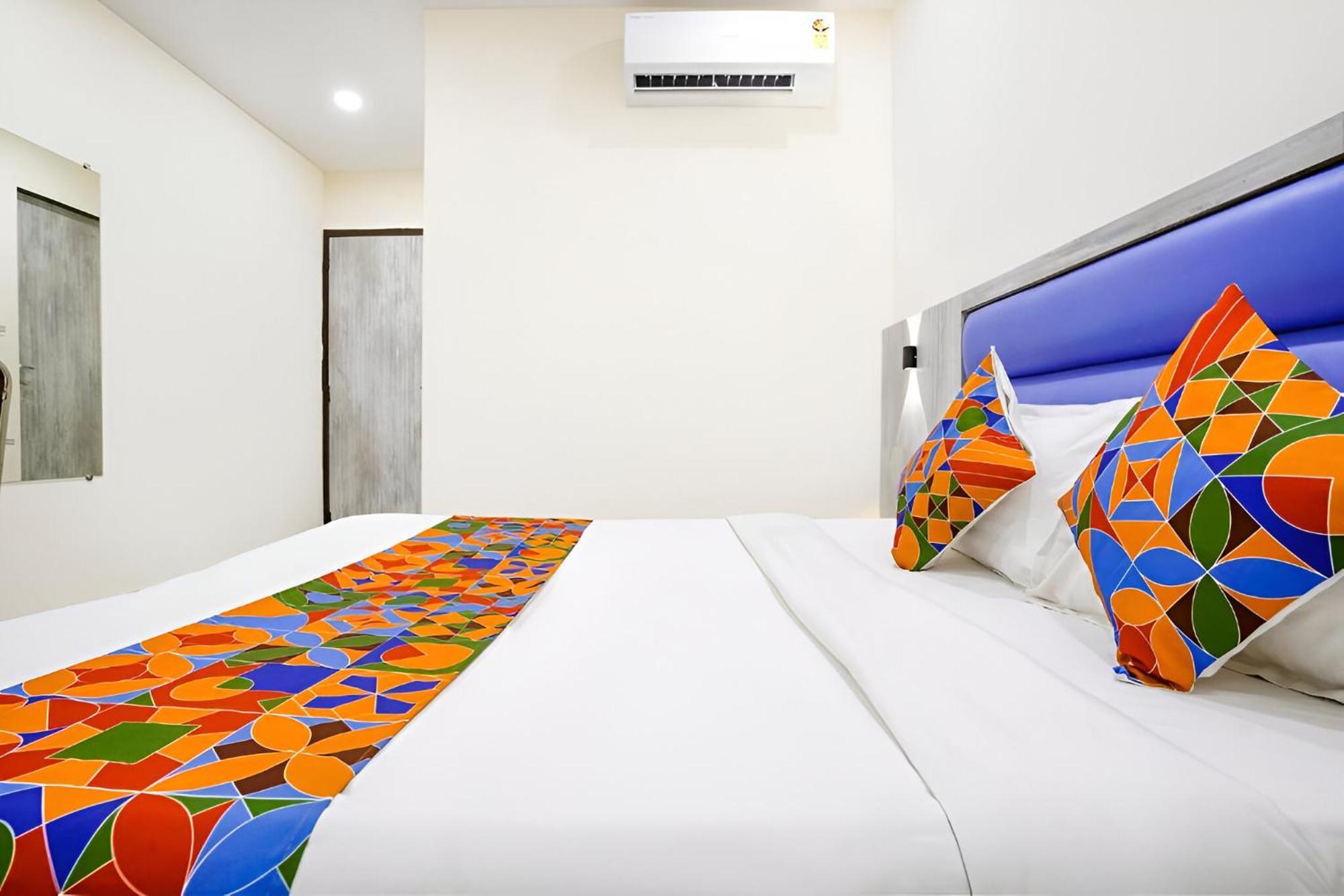 Hotel Glitz Good Luck Residency - Nr Exhibition Centre 3*