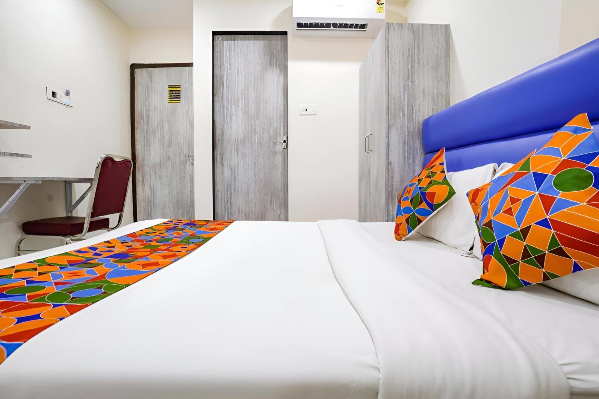 Glitz Good Luck Residency - Nr Exhibition Centre Hotel